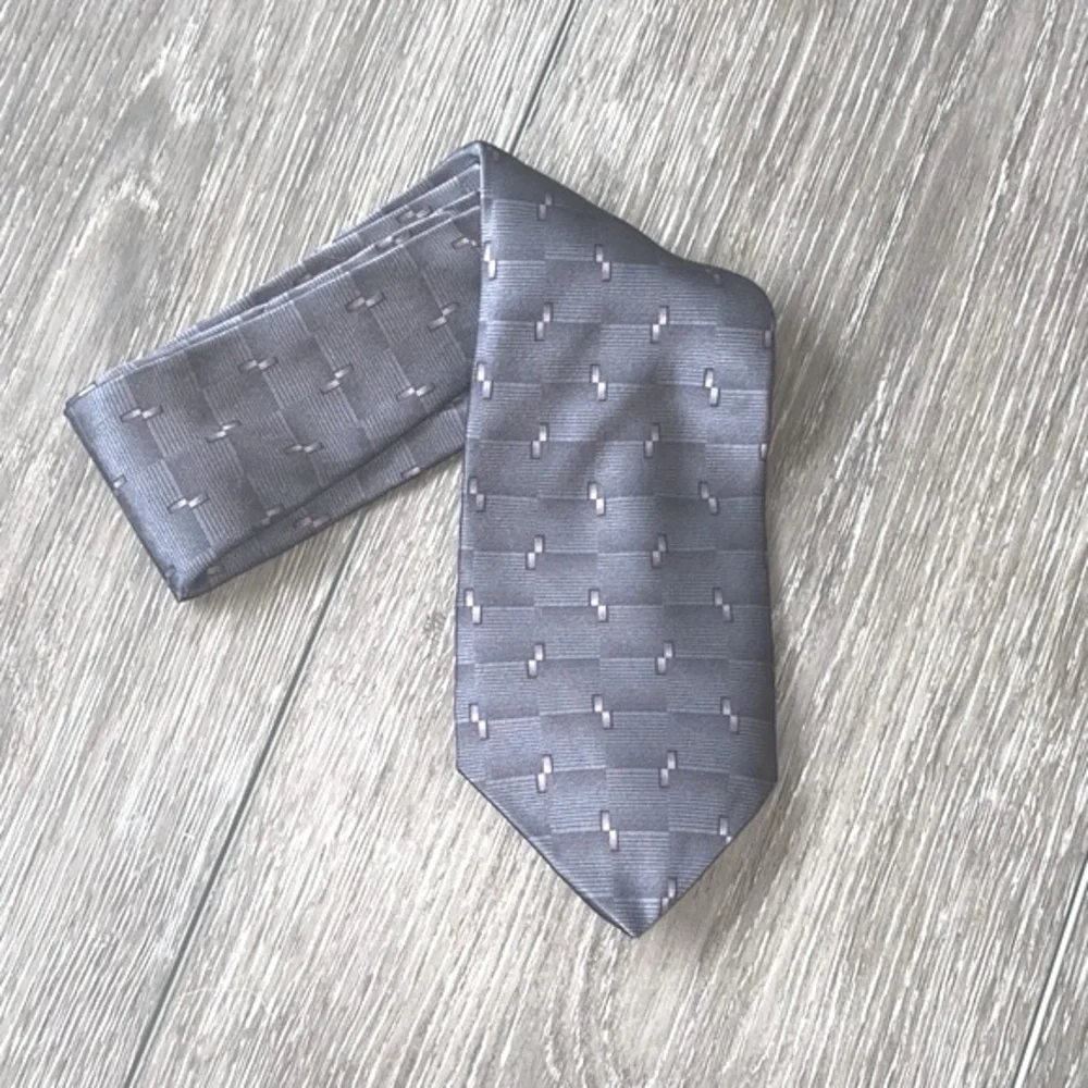 VAN HEUSEN Necktie Men’s Tie Gray With Small Purple Rectangle Detail 100% Silk
